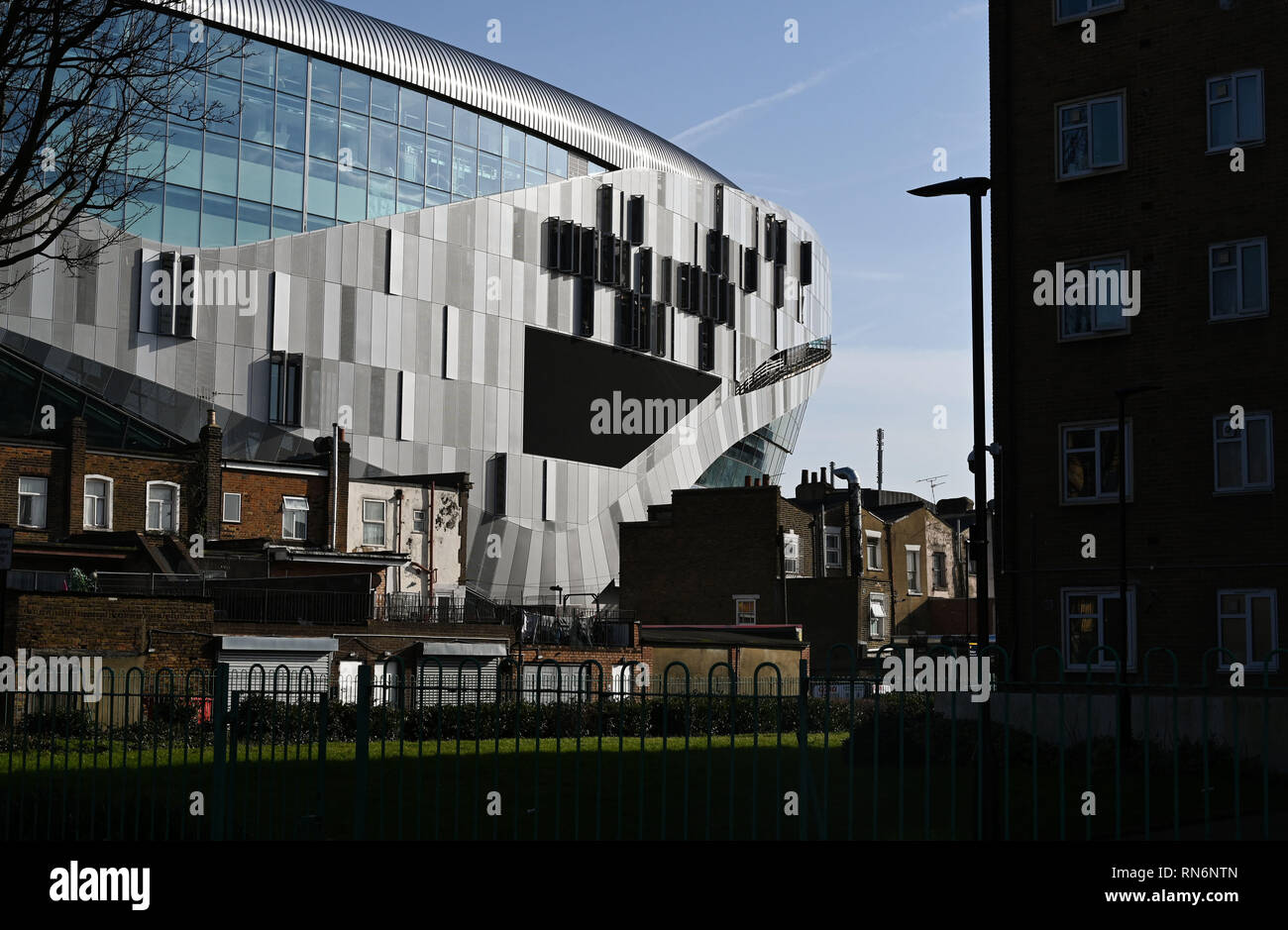 Tottenham Londres Reino Unido de febrero de 2019 - El nuevo estadio de Tottenham Hotspur torres por encima de los edificios circundantes Foto de stock