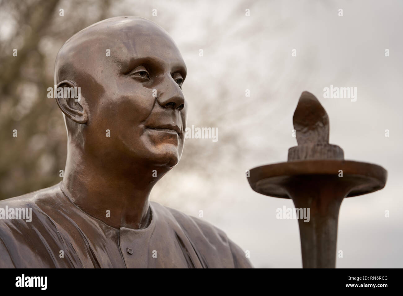 Sri Chinmoy estatua, Cardiff Bay Foto de stock