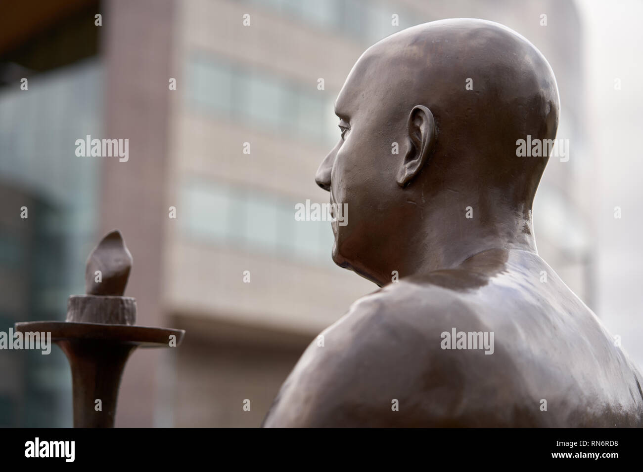 Sri Chinmoy estatua, Cardiff Bay Foto de stock