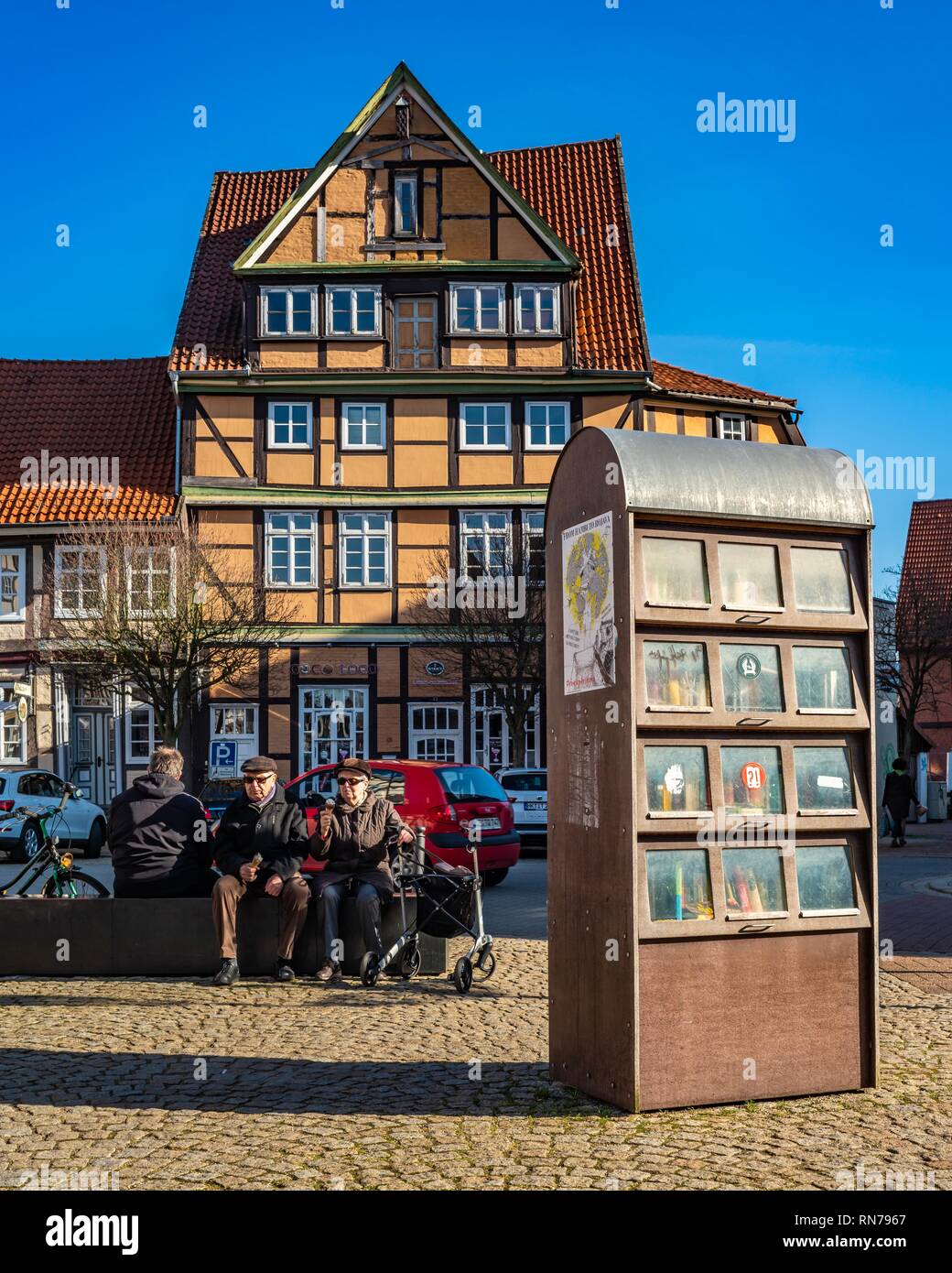 Öffentlicher Bücherschrank in der Celler Altstadt Foto de stock