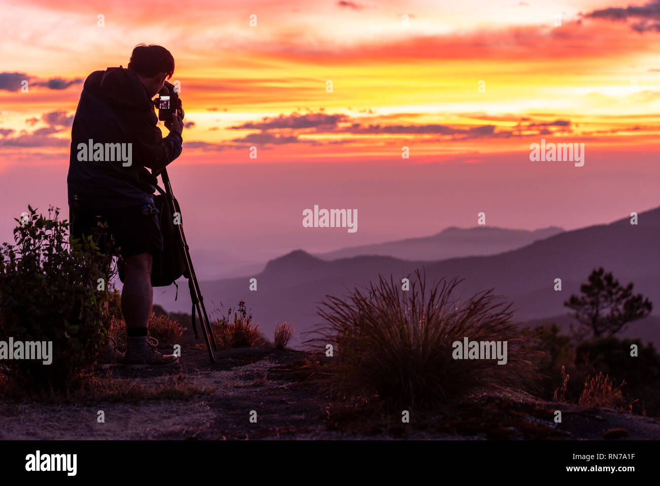 Amanecer viewpoint fotógrafo en la alta montaña, Tailandia Foto de stock