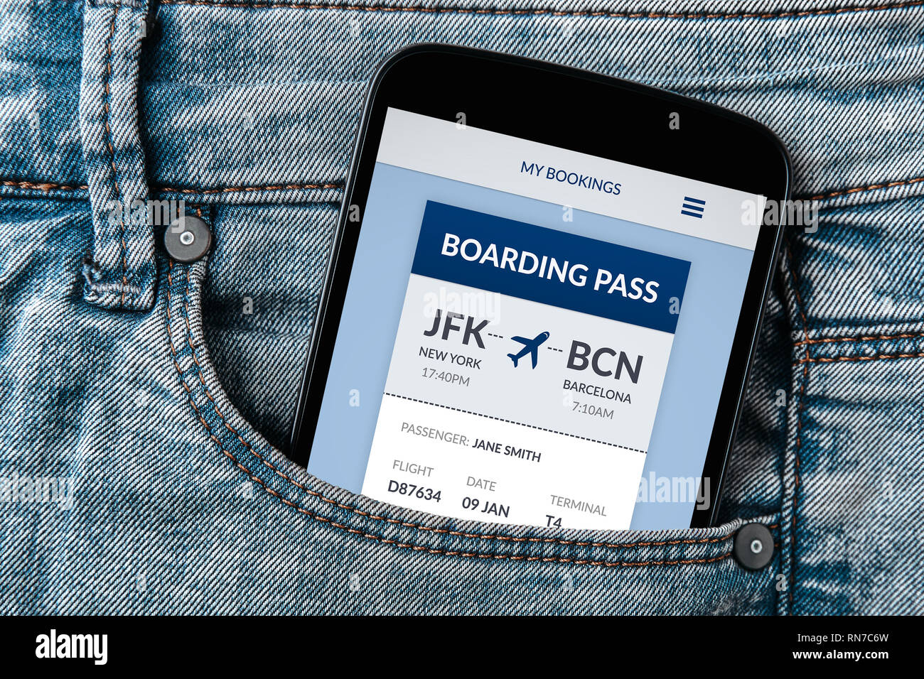 Concepto de tarjeta de embarque en la pantalla del smartphone en el bolsillo de los pantalones vaqueros. Todo el contenido de la pantalla está diseñado por mí. Sentar plana Foto de stock