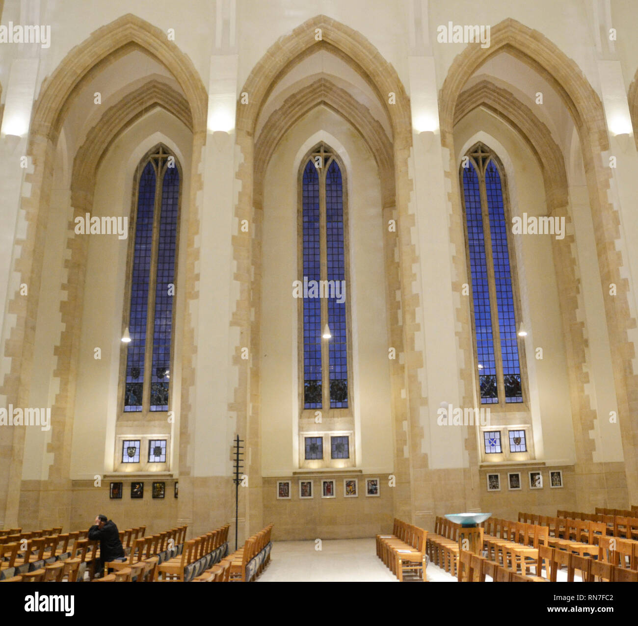 Dentro de la Catedral de Guildford, Surrey, Reino Unido Foto de stock