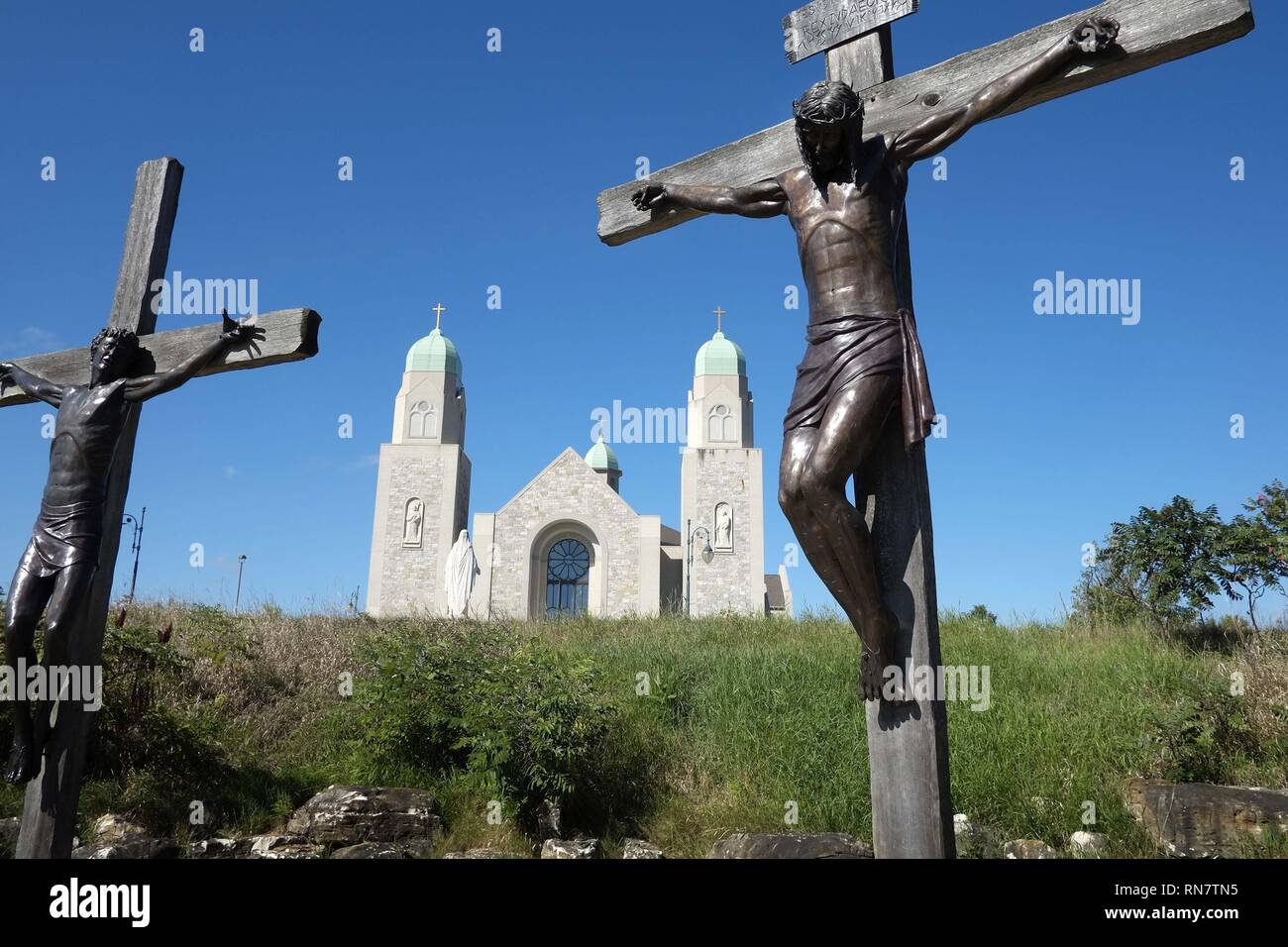 San Juan Evangelista (Iglesia Católica) puede verse detrás de la  crucifixión en el Santuario de la Pasión de Cristo en San Juan, Indiana. El  santuario está ubicado sobre la Ruta 41 de