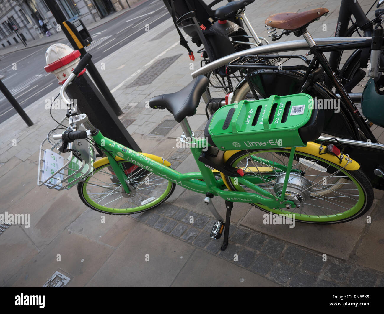 Lime bicicleta eléctrica ebike alquiler Londres central Foto de stock