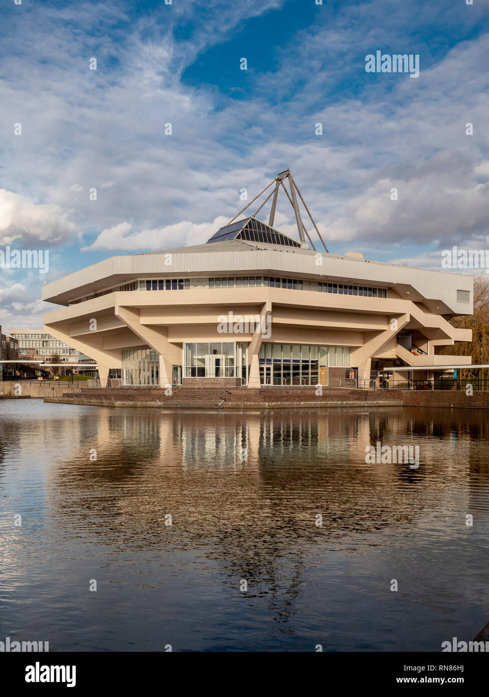 Hall Central y el lago en la Universidad de York, Reino Unido. Ejemplo de arquitectura Brutalist desde 1960 Foto de stock