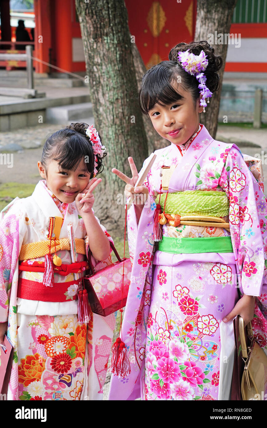 en kimonos imágenes de alta resolución - Alamy
