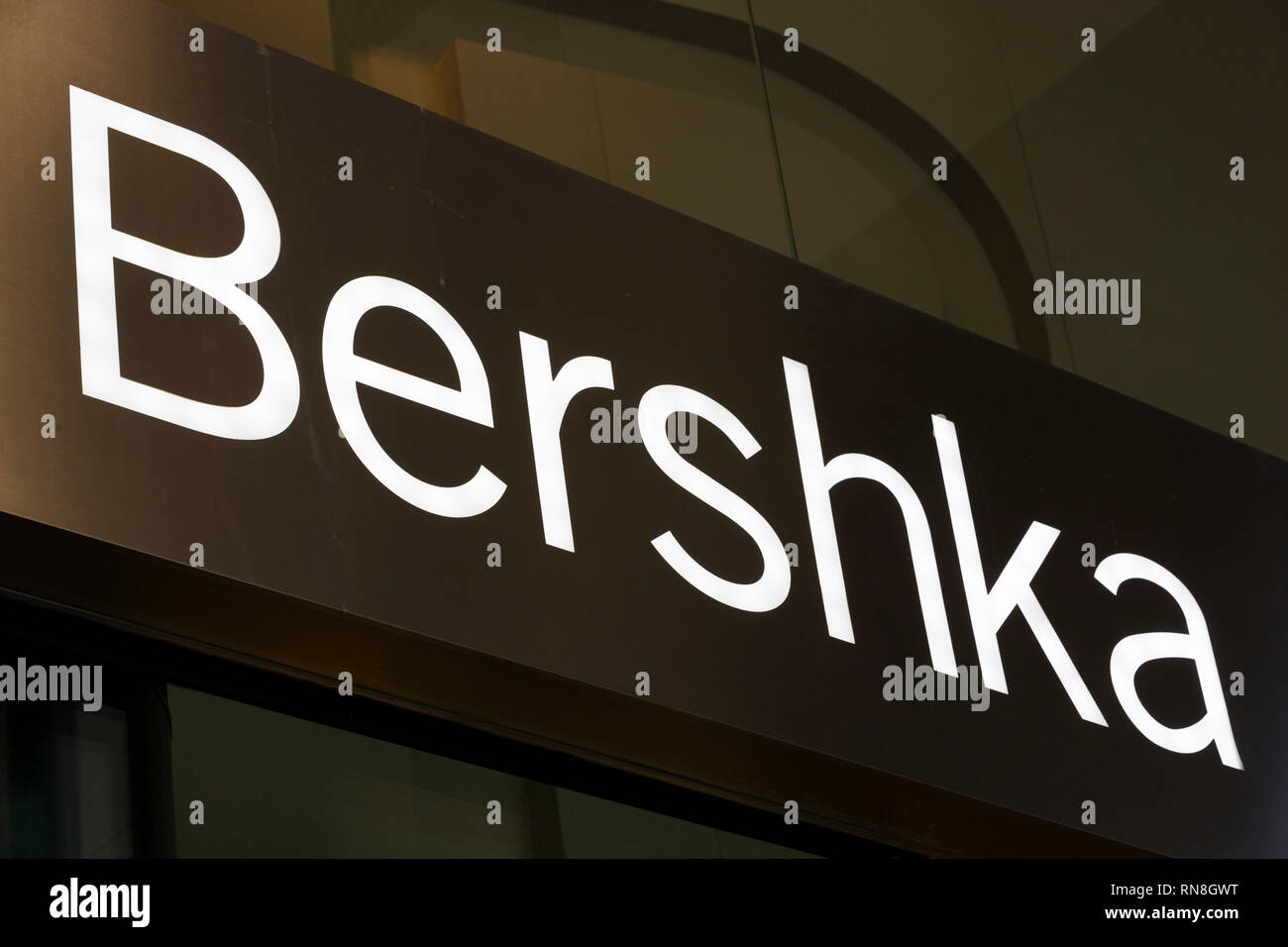 Milán, Italia - 2 junio, 2018: el logotipo de la tienda Bershka en la calle  de Milán, en Italia Fotografía de stock - Alamy