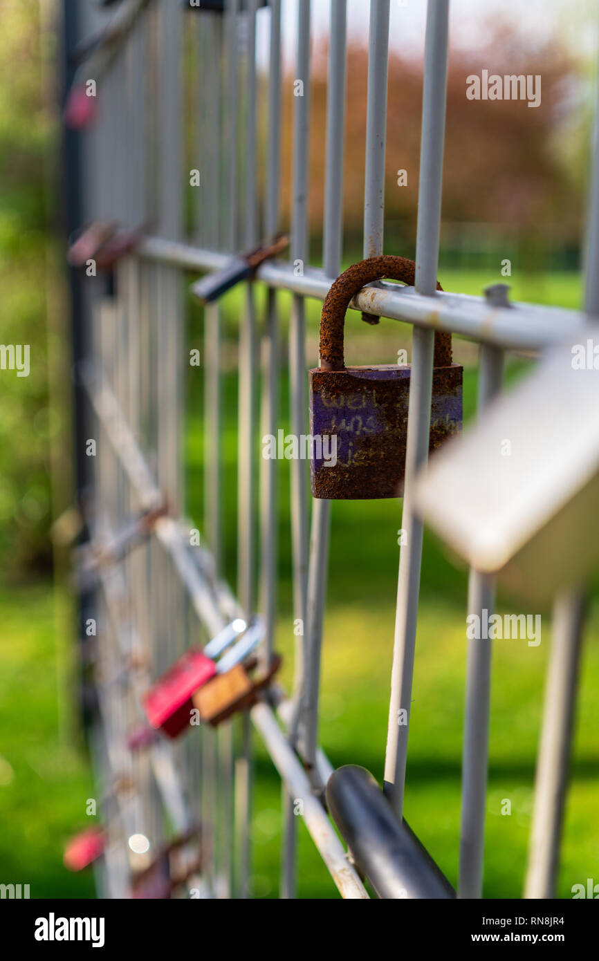 Taquillas simbolizando el amor siempre en la valla con amigos vintage style  Fotografía de stock - Alamy
