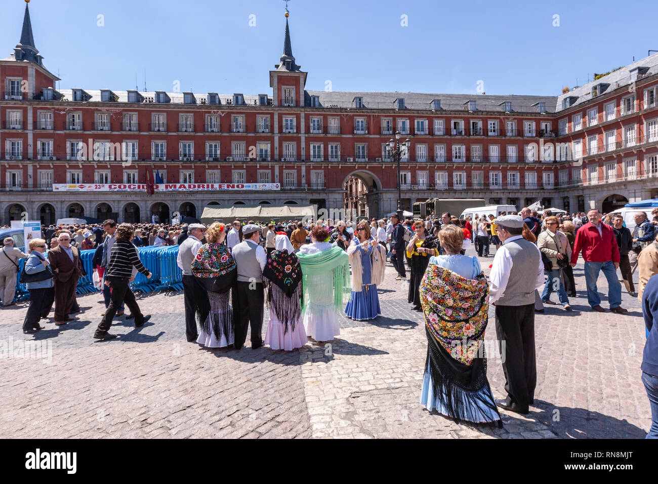 Trampas brumoso danza Grupo de la localidad vistiendo trajes tradicionales de San Isidro de  Madrid en la Plaza Mayor, Madrid, España Fotografía de stock - Alamy
