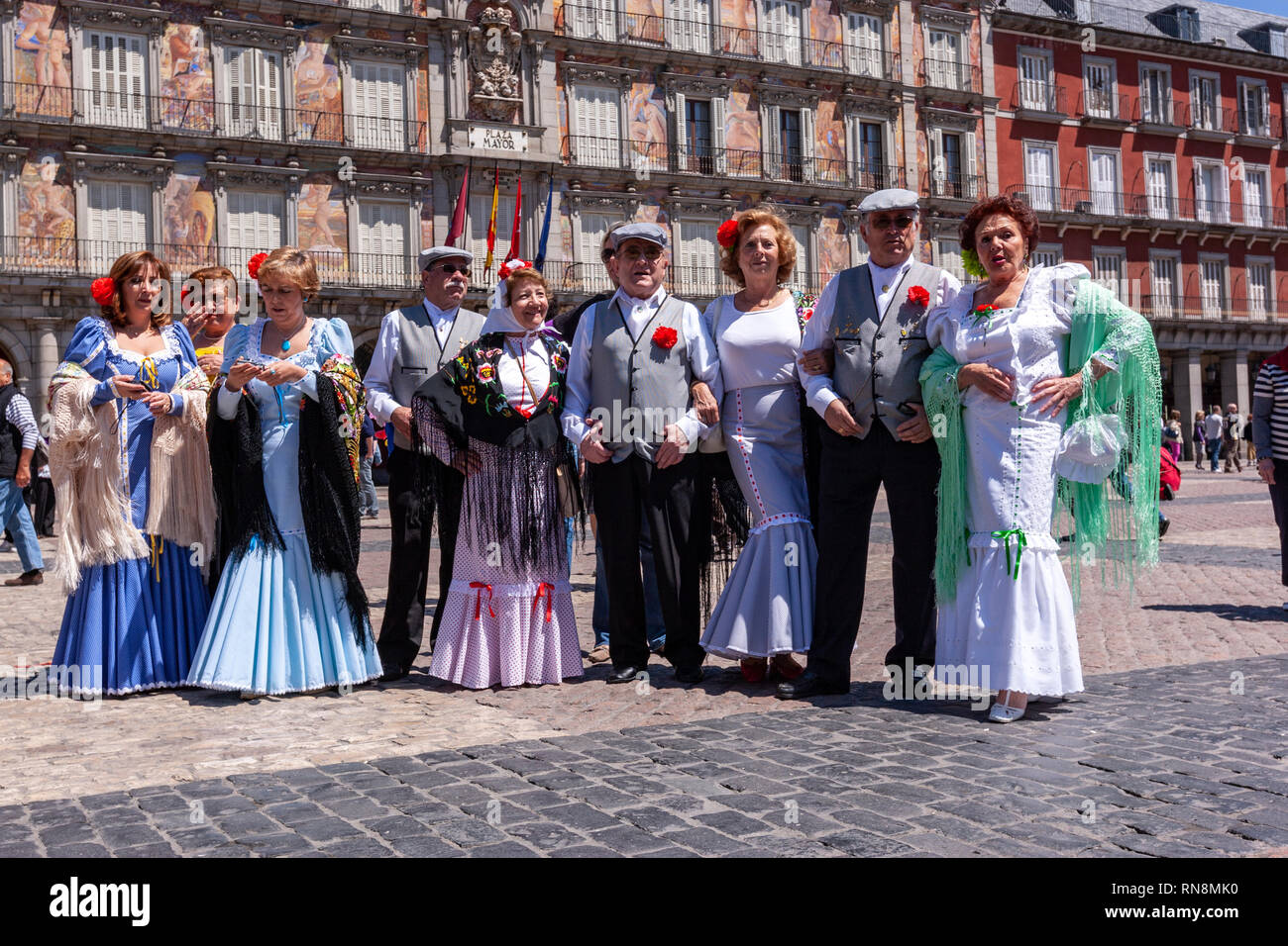 Grupo de la localidad vistiendo trajes tradicionales de San Isidro de Madrid en Plaza Mayor, España Fotografía stock - Alamy