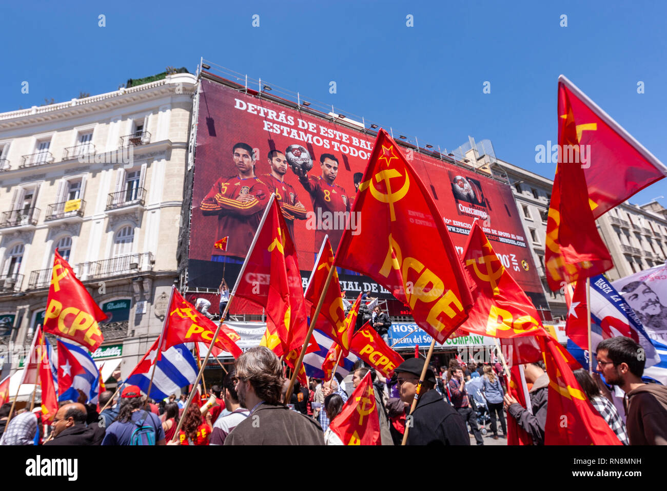 Pro Partido Comunista Cubano y manifestación en la Puerta del Sol, Madrid, España Foto de stock
