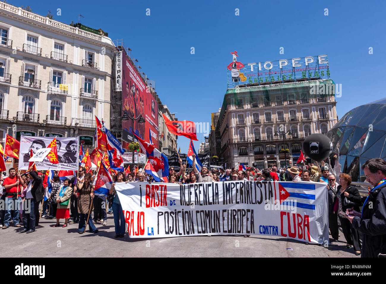 Pro Partido Comunista Cubano y manifestación en la Puerta del Sol, Madrid, España Foto de stock