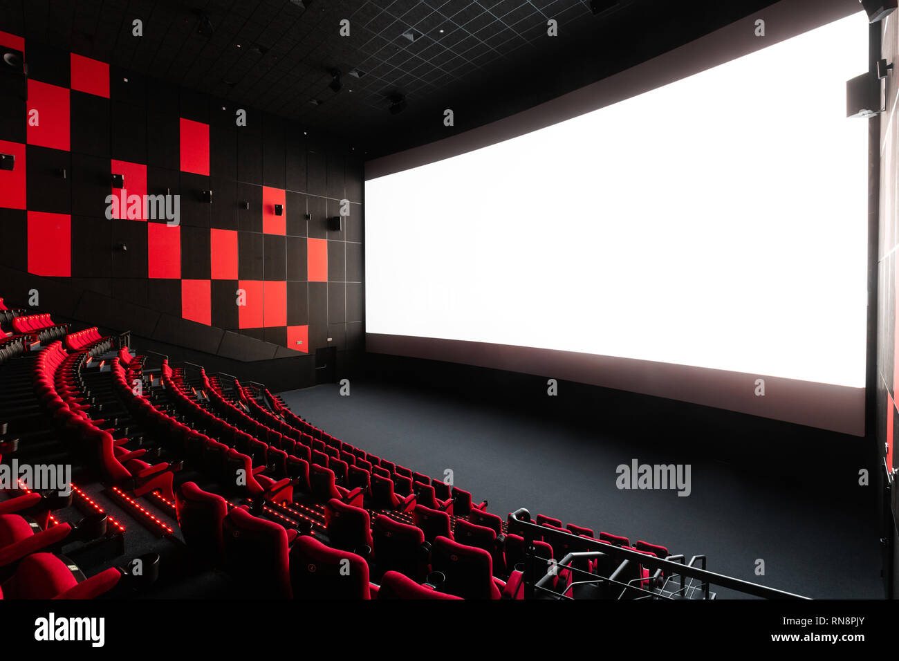 Rusia, Nizhny Novgorod - Noviembre 14, 2016: Cine Imperia Grez Nebo, Dolby  Atmos. Sala de cine rojo vacío, asientos cómodos y sillas suaves Fotografía  de stock - Alamy
