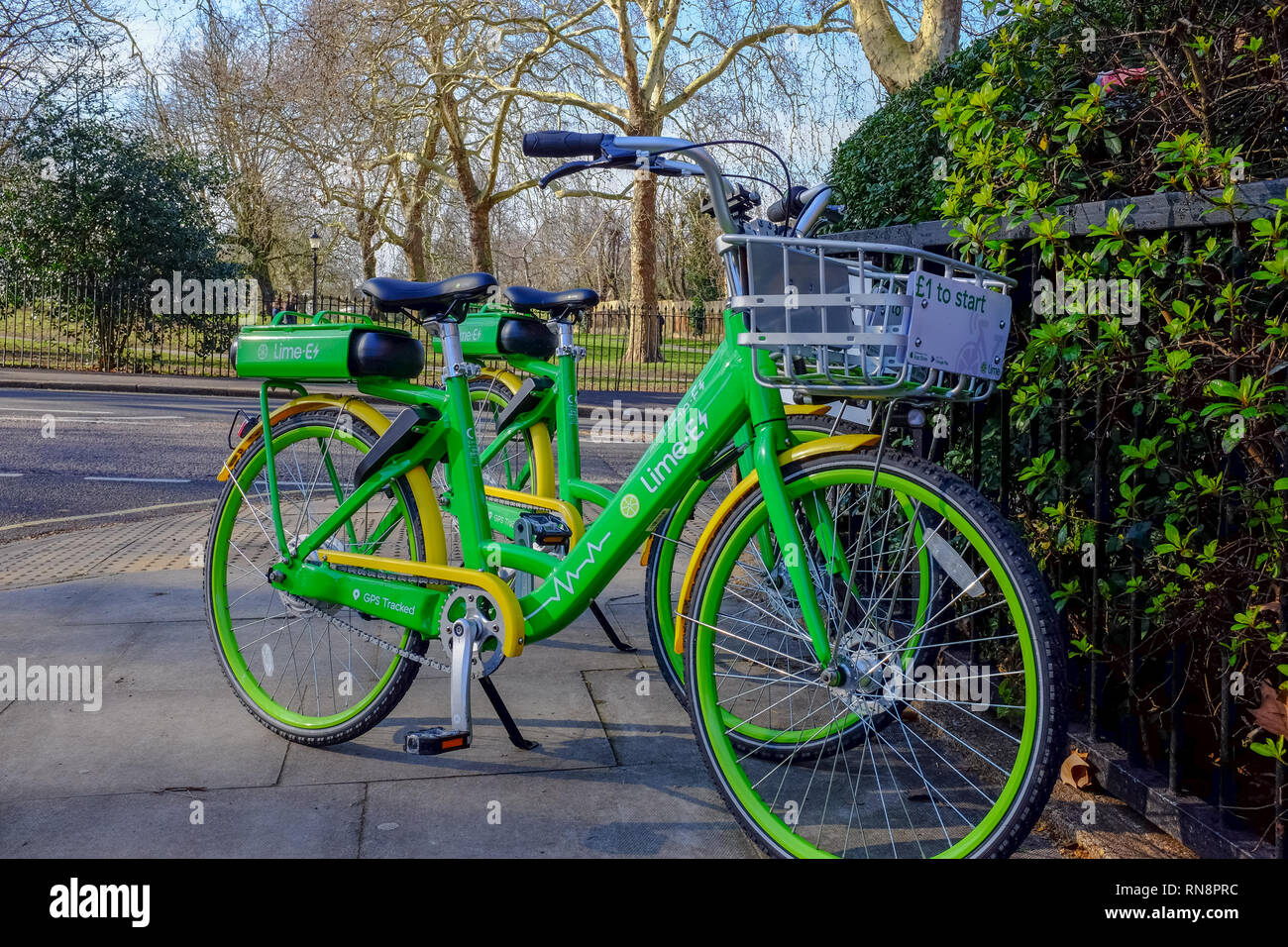 Una de cal e bicicleta eléctrica está en el pavimento en Primrose Hill, Londres en febrero de 2019. Foto de stock