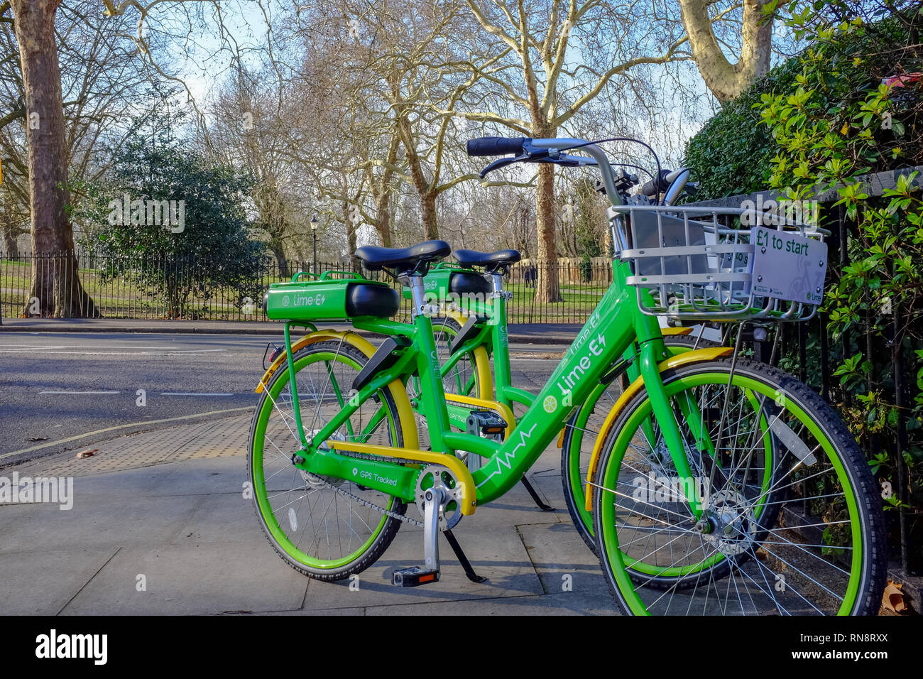 Una de cal e bicicleta eléctrica está en el pavimento en Primrose Hill, Londres en febrero de 2019. Foto de stock