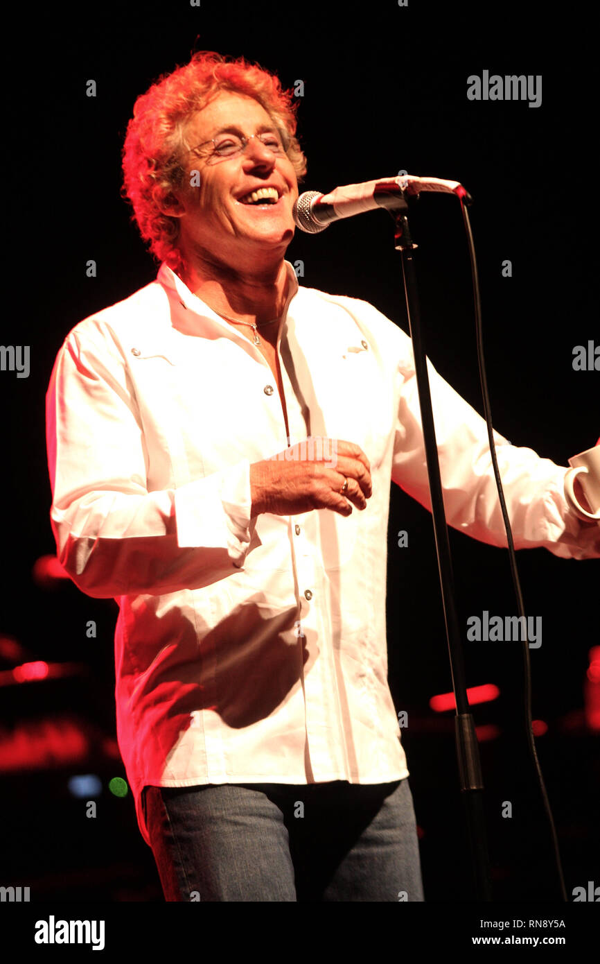 El cantante Roger Daltrey, más comúnmente conocida como la vocalista de la OMS, está demostrado actuar en el escenario con su banda en solitario durante un concierto 'live' apariencia. Foto de stock