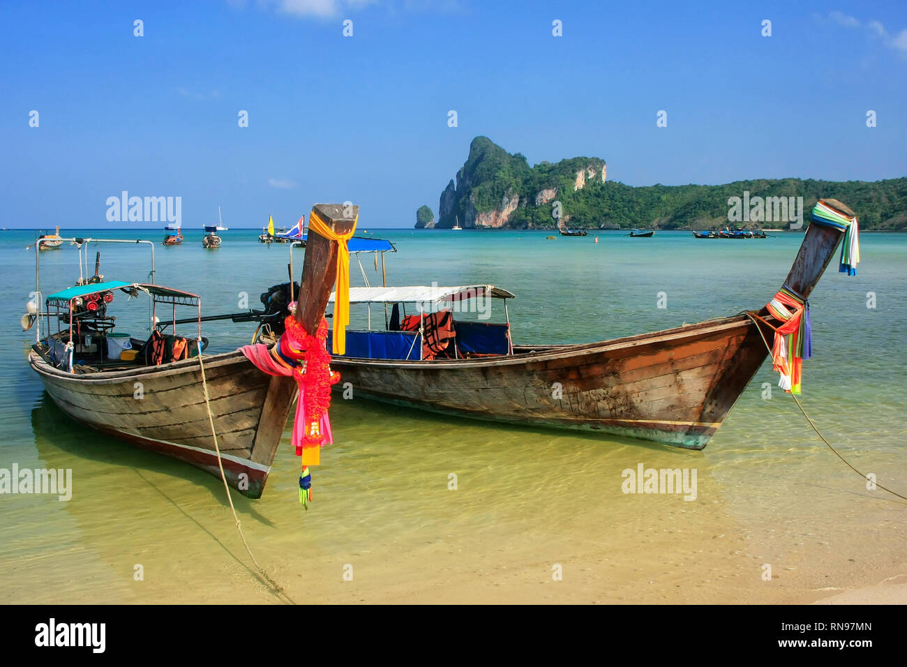 "Longtail" barcos anclados en el Ao Loh Dalum Beach en la isla de Phi Phi Don, de la provincia de Krabi, Tailandia. Koh Phi Phi Don es parte de un parque nacional marino. Foto de stock