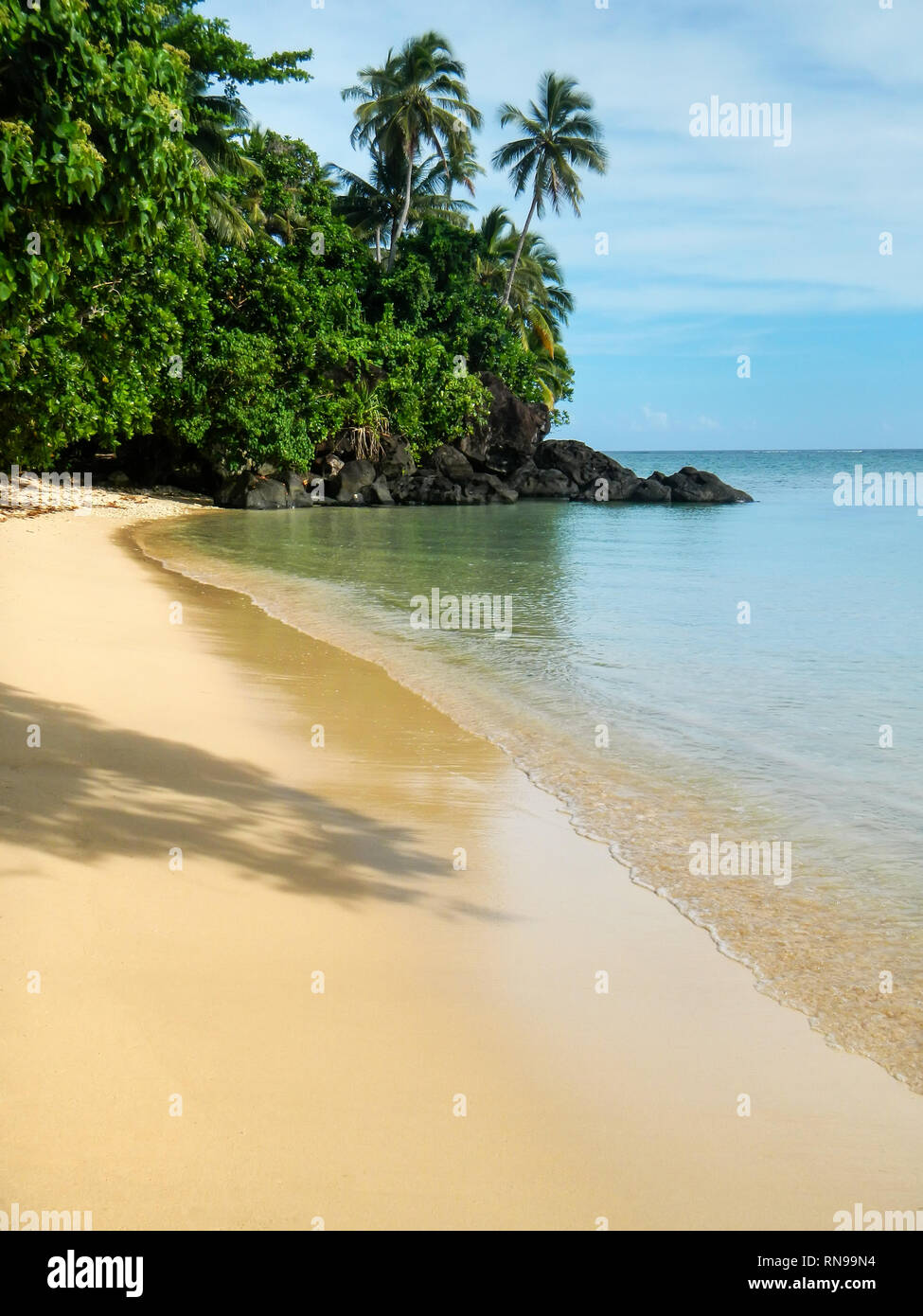 Playa de arena a lo largo de Lavena caminata costera en la Isla Taveuni, Fiji. Taveuni es la tercera isla más grande de Fiji. Foto de stock