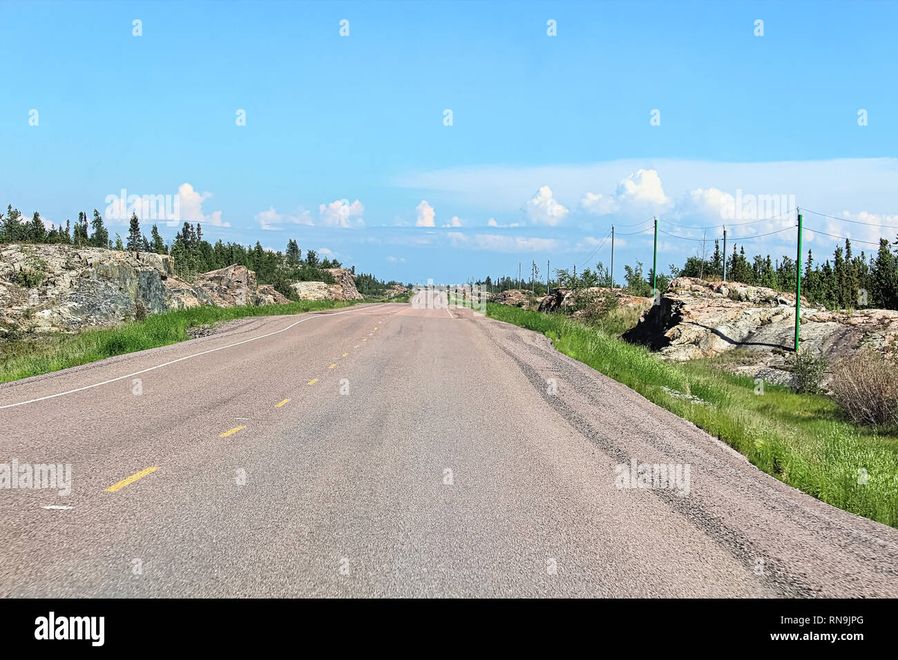 Una carretera vacía a través de la Canadian Shield rocoso Foto de stock