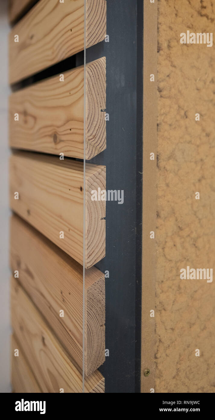 Y el perfil de la sección transversal del bastidor de madera de construcción con madera maciza y aislante de lana de madera Foto de stock