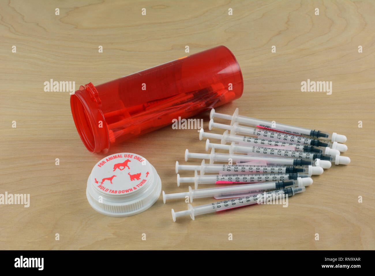 Las jeringas orales dosis de prescripción premeasured analgésicos líquidos  con botella de uso veterinario en los gatos Fotografía de stock - Alamy