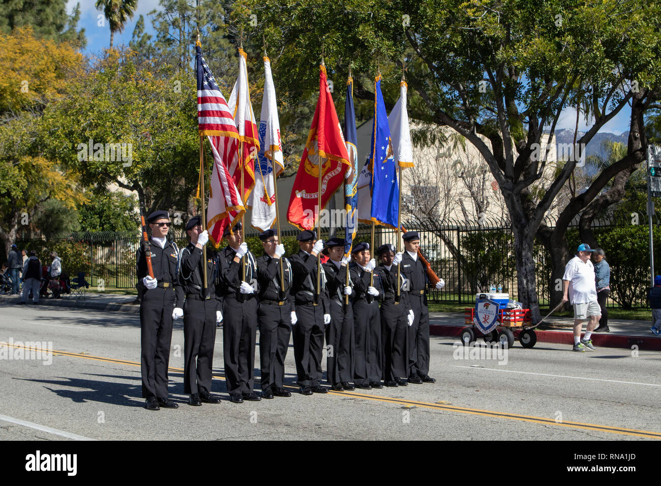 Pasadena, el condado de Los Angeles, California, Estados Unidos. 16 Feb 2019. - 37º Desfile Anual de la historia de los negros y el festival que celebra el patrimonio y la Cultura Negra. La comunidad y las ciudades circundantes se unió a la celebración participando y viendo el desfile que había celebridades, políticos, activistas, clubes y niños de todas las edades a partir de los diferentes niveles escolares. NJROTC Alta luterana, la Verne, CA. Crédito: Jesse Watrous/Alamy Live News Foto de stock