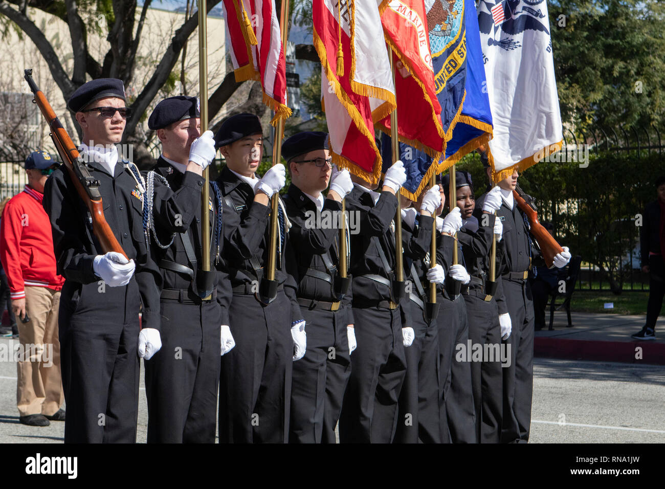 Pasadena, el condado de Los Angeles, California, Estados Unidos. 16 Feb 2019. - 37º Desfile Anual de la historia de los negros y el festival que celebra el patrimonio y la Cultura Negra. La comunidad y las ciudades circundantes se unió a la celebración participando y viendo el desfile que había celebridades, políticos, activistas, clubes y niños de todas las edades a partir de los diferentes niveles escolares. NJROTC Alta luterana, la Verne, CA. Crédito: Jesse Watrous/Alamy Live News Foto de stock