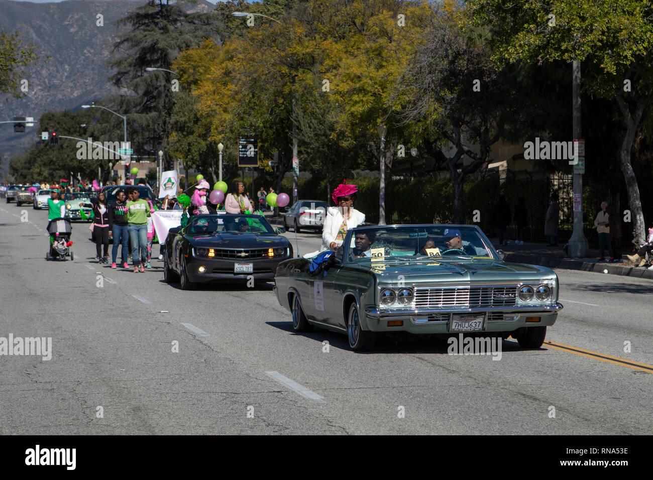 Pasadena, el condado de Los Angeles, California, Estados Unidos. 16 Feb 2019. - 37º Desfile Anual de la historia de los negros y el festival que celebra el patrimonio y la Cultura Negra. La comunidad y las ciudades circundantes se unió a la celebración participando y viendo el desfile que había celebridades, políticos, activistas, clubes y niños de todas las edades a partir de los diferentes niveles escolares. Crédito: Jesse Watrous/Alamy Live News Foto de stock