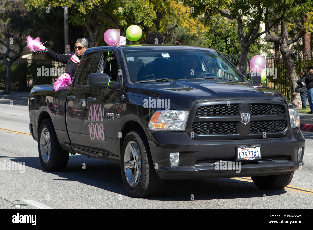 Pasadena, el condado de Los Angeles, California, Estados Unidos. 16 Feb 2019. - 37º Desfile Anual de la historia de los negros y el festival que celebra el patrimonio y la Cultura Negra. La comunidad y las ciudades circundantes se unió a la celebración participando y viendo el desfile que había celebridades, políticos, activistas, clubes y niños de todas las edades a partir de los diferentes niveles escolares. Crédito: Jesse Watrous/Alamy Live News Foto de stock