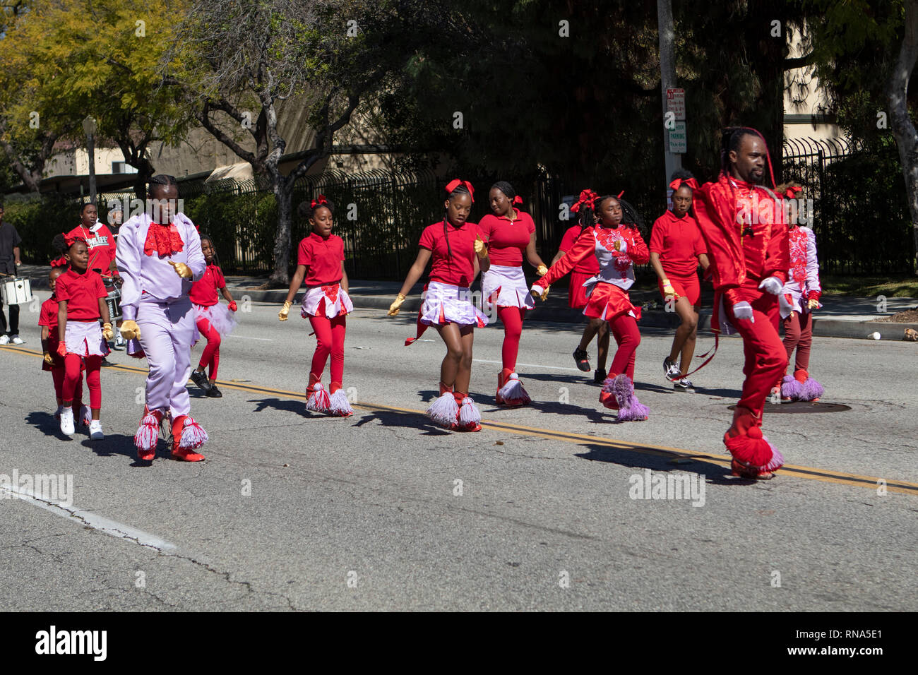 Pasadena, el condado de Los Angeles, California, USA - 37º Desfile Anual de la historia de los negros y el festival que celebra el patrimonio y la Cultura Negra. La comunidad y las ciudades circundantes se unió a la celebración participando y viendo el desfile que había celebridades, políticos, activistas, clubes y niños de todas las edades a partir de los diferentes niveles escolares. L.A. Además limitada y taladro Ghettique Escuadrón de tambor Foto de stock