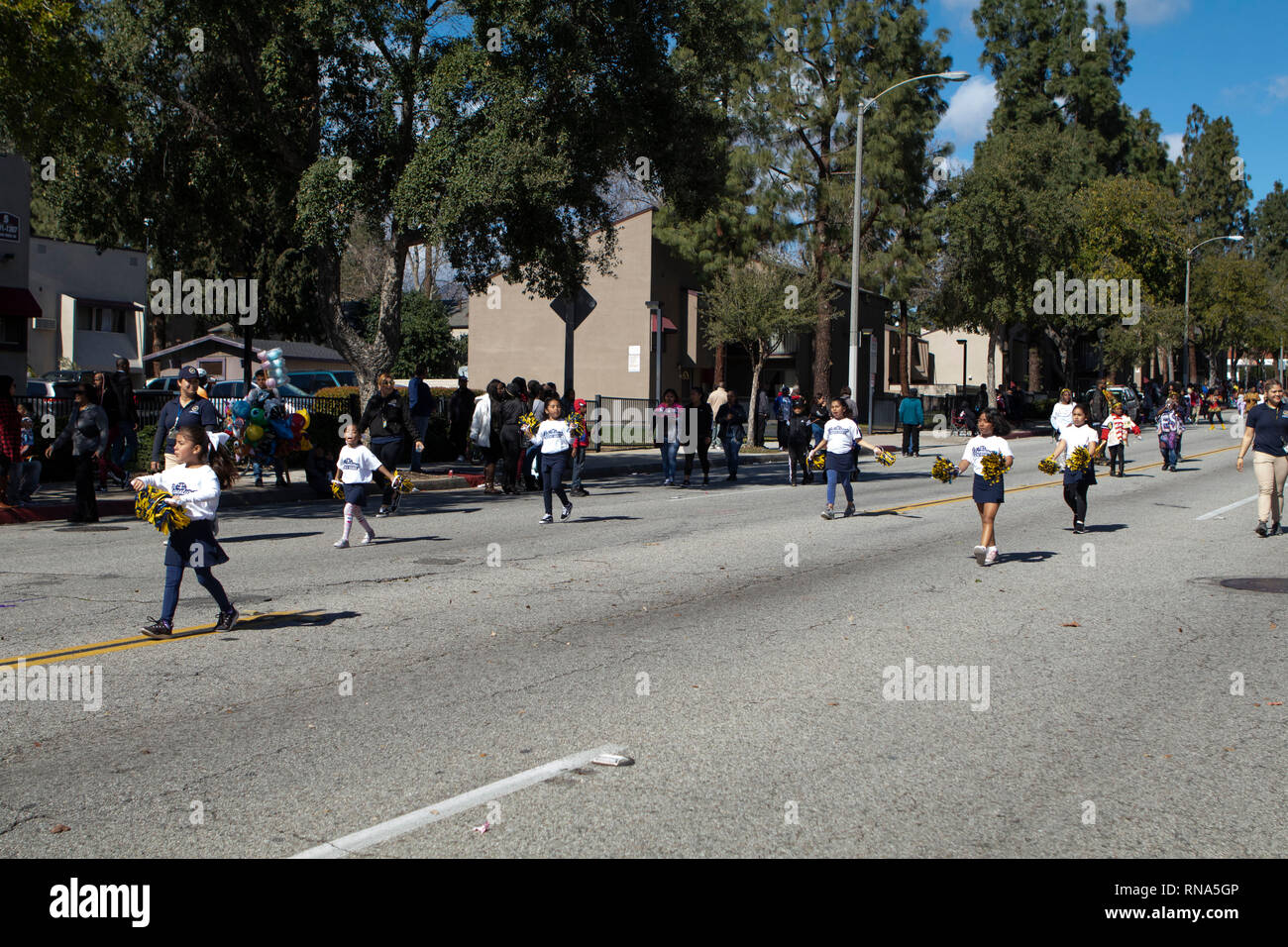 Pasadena, el condado de Los Angeles, California, Estados Unidos. 16 Feb 2019. - 37º Desfile Anual de la historia de los negros y el festival que celebra el patrimonio y la Cultura Negra. La comunidad y las ciudades circundantes se unió a la celebración participando y viendo el desfile que había celebridades, políticos, activistas, clubes y niños de todas las edades a partir de los diferentes niveles escolares. Crédito: Jesse Watrous/Alamy Live News Foto de stock