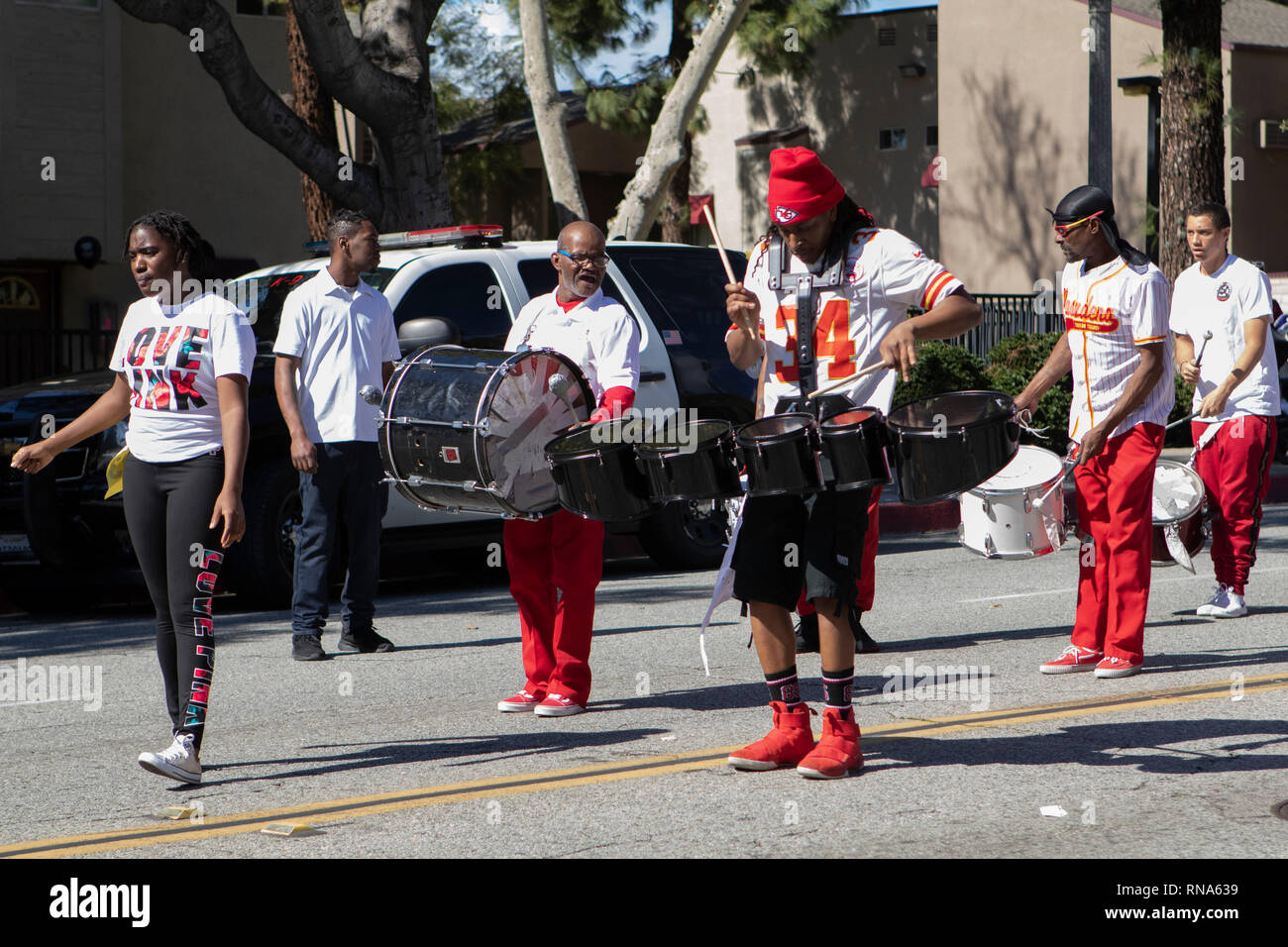 Pasadena, el condado de Los Angeles, California, Estados Unidos. 16 Feb 2019. - 37º Desfile Anual de la historia de los negros y el festival que celebra el patrimonio y la Cultura Negra. La comunidad y las ciudades circundantes se unió a la celebración participando y viendo el desfile que había celebridades, políticos, activistas, clubes y niños de todas las edades a partir de los diferentes niveles escolares. Crédito: Jesse Watrous/Alamy Live News Foto de stock