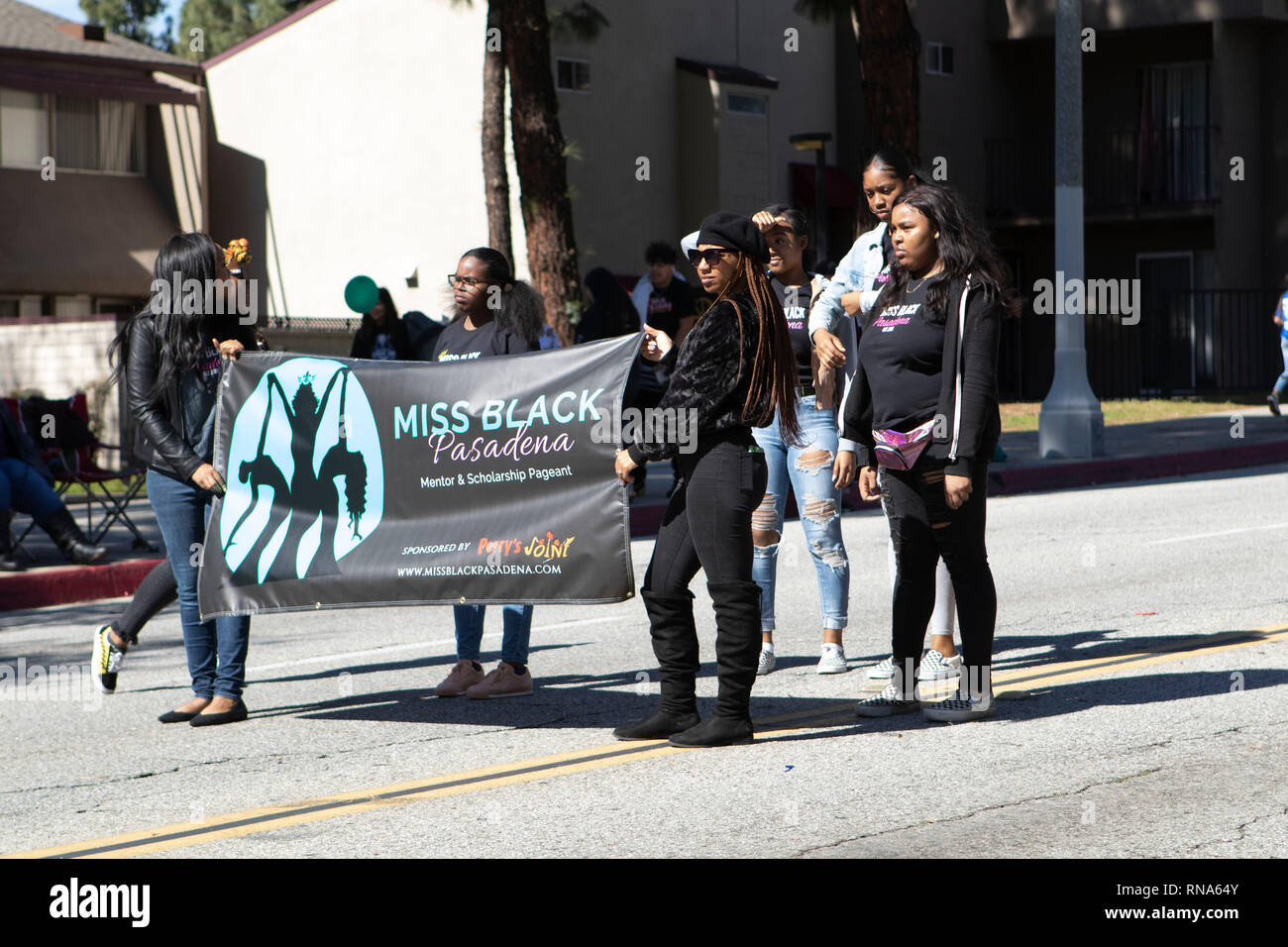 Pasadena, el condado de Los Angeles, California, Estados Unidos. 16 Feb 2019. - 37º Desfile Anual de la historia de los negros y el festival que celebra el patrimonio y la Cultura Negra. La comunidad y las ciudades circundantes se unió a la celebración participando y viendo el desfile que había celebridades, políticos, activistas, clubes y niños de todas las edades a partir de los diferentes niveles escolares. Crédito: Jesse Watrous/Alamy Live News Foto de stock