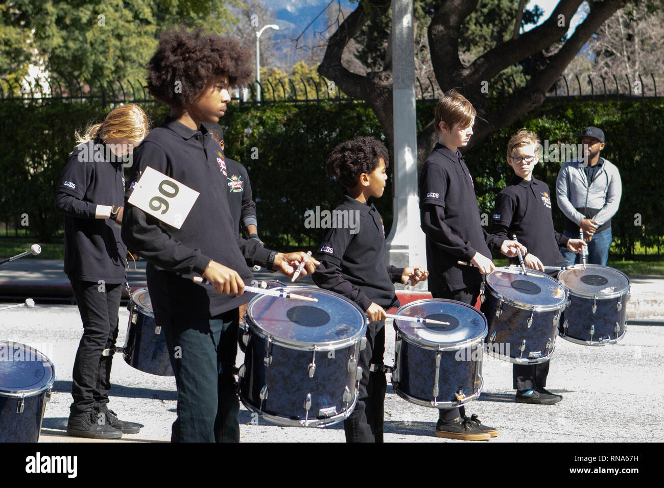 Pasadena, el condado de Los Angeles, California, Estados Unidos. 16 Feb 2019. - 37º Desfile Anual de la historia de los negros y el festival que celebra el patrimonio y la Cultura Negra. La comunidad y las ciudades circundantes se unió a la celebración participando y viendo el desfile que había celebridades, políticos, activistas, clubes y niños de todas las edades a partir de los diferentes niveles escolares. Crédito: Jesse Watrous/Alamy Live News Foto de stock