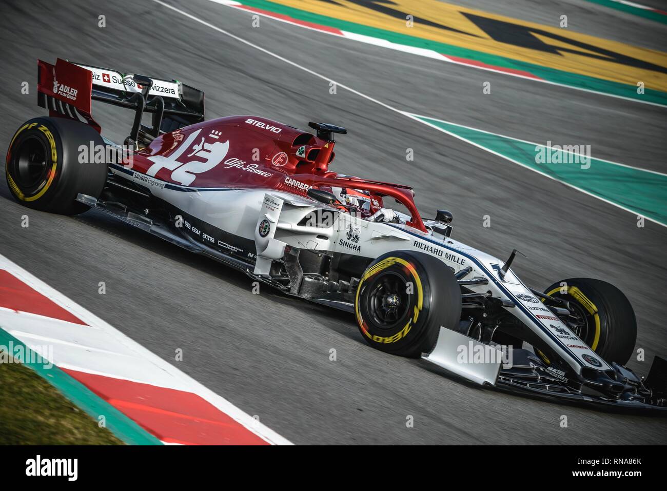 Barcelona, España. 18 Feb, 2019. KIMI RAIKKONEN (FIN) del equipo Alfa Romeo las unidades durante el primer día de pruebas de invierno de la Fórmula Uno en el Circuit de Catalunya de crédito: Matthias Oesterle/Alamy Live News Foto de stock