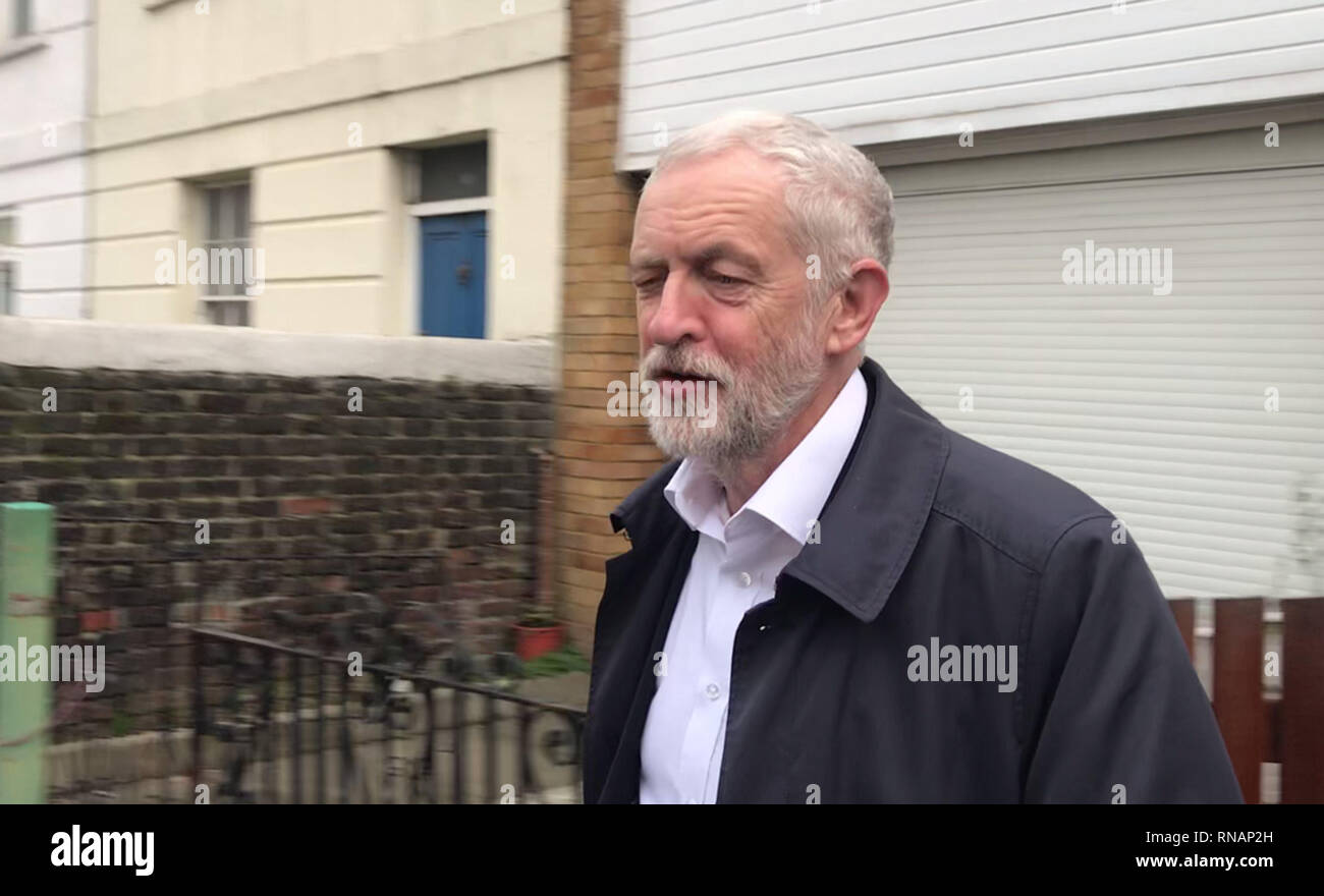 Dirigente del partido laborista Jeremy Corbyn sale de su casa en el norte de Londres como especulación montajes que varios parlamentarios laboristas podría estar a punto de salir del partido. Foto de stock