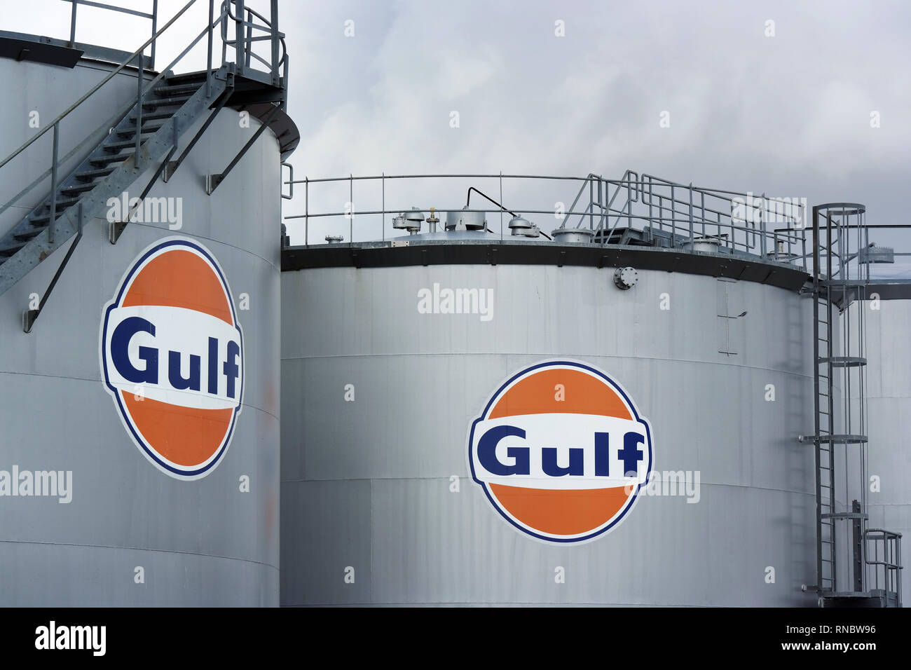Logotipo del Golfo a un tanque de almacenamiento de aceite Foto de stock