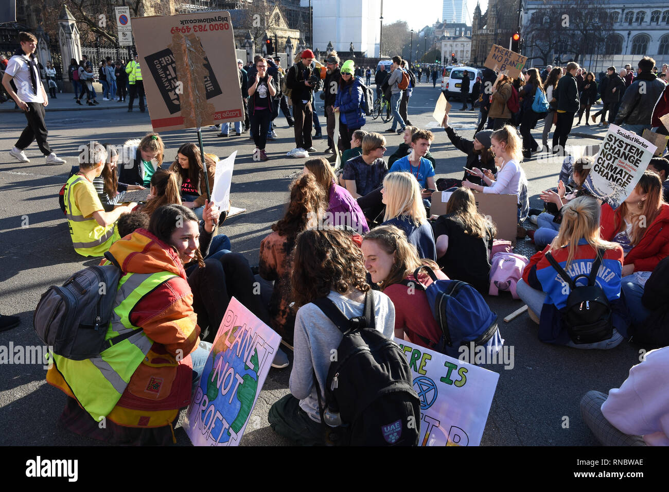 Siéntese protesta estudiantil.El Cambio Climático protesta estudiantil,Parliament Square, Westminster, Londres.UK Foto de stock