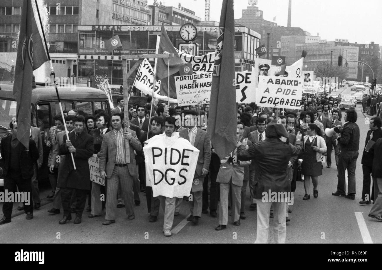 El 5 de mayo de 1974, el portugués ha demostrado en el área de Ruhr contra la junta militar de su país y expresó su simpatía por la "Revolución de los Claveles, que se supone para llevar a su país a la democracia. Uso | en todo el mundo Foto de stock