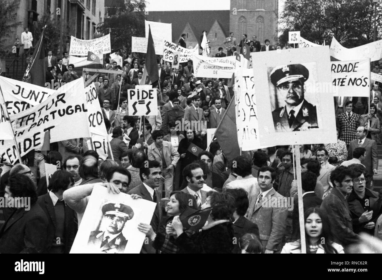 El 5 de mayo de 1974, el portugués ha demostrado en el área de Ruhr contra la junta militar de su país y expresó su simpatía por la "Revolución de los Claveles, que se supone para llevar a su país a la democracia. Uso | en todo el mundo Foto de stock