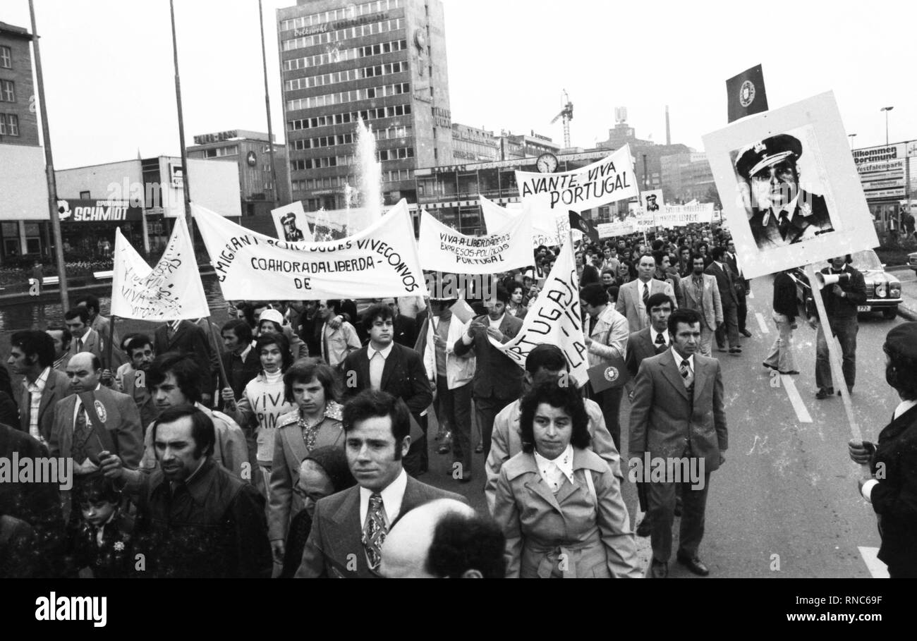 El 5 de mayo de 1974, el portugués ha demostrado en el área de Ruhr contra la junta militar de su país y expresó su simpatía por la "Revolución de los Claveles, que se supone para llevar a su país a la democracia. Uso | en todo el mundo Foto de stock