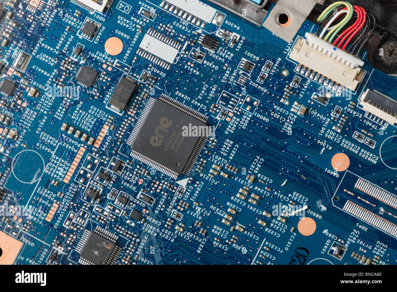 Close-up de una motherboard (placa de circuito impreso) desde un ordenador portátil Foto de stock