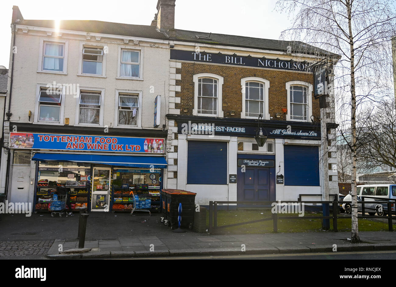 Tottenham, Londres, Reino Unido - El famoso Bill Nicholson pub para impulsa a los aficionados al fútbol con la tienda de al lado Foto de stock