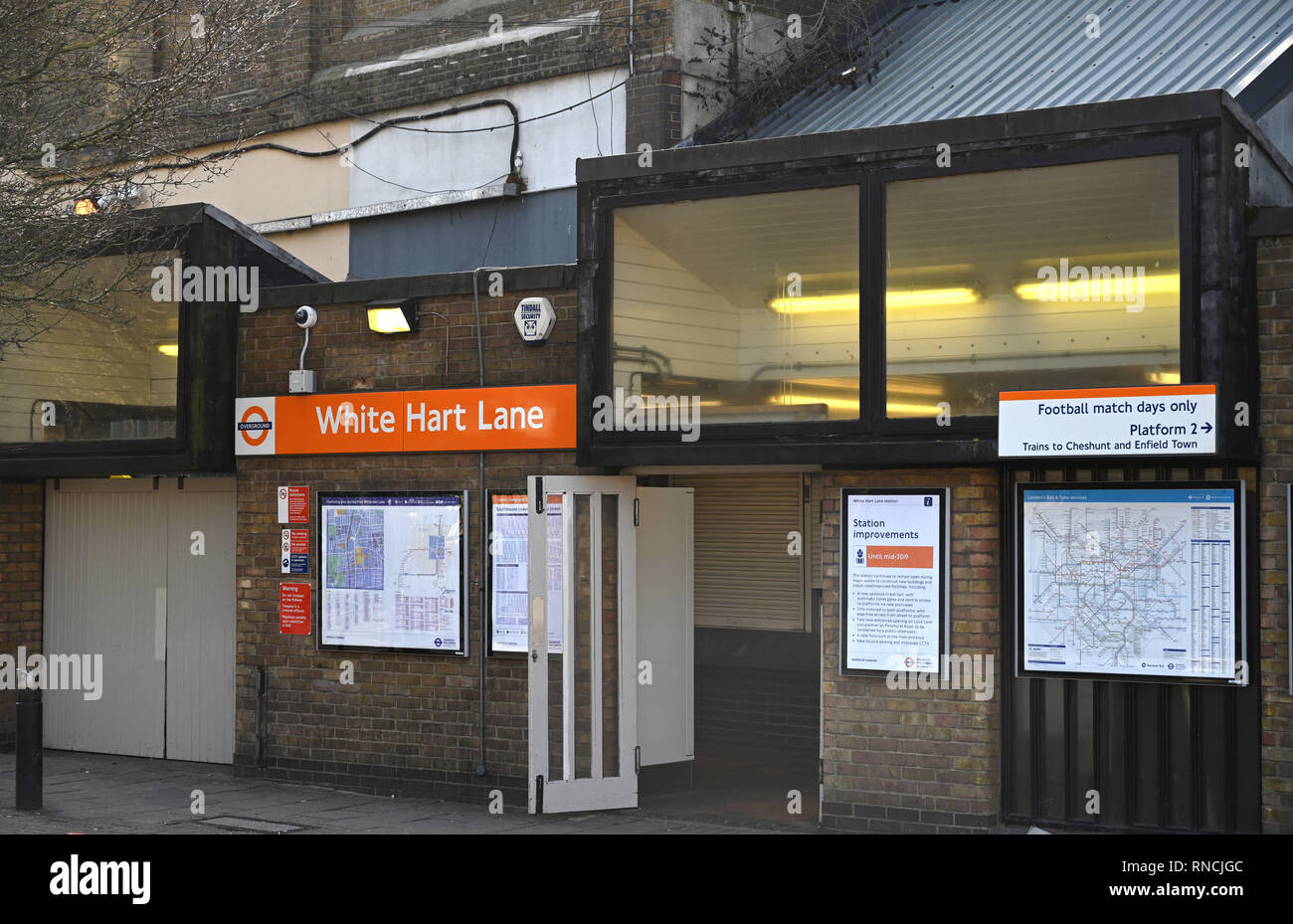 Tottenham, Londres, Reino Unido - El White Hart Lane estación ferroviaria utilizada por los aficionados al fútbol van a Spurs coincide con fotografía tomada por Simon Dack Foto de stock