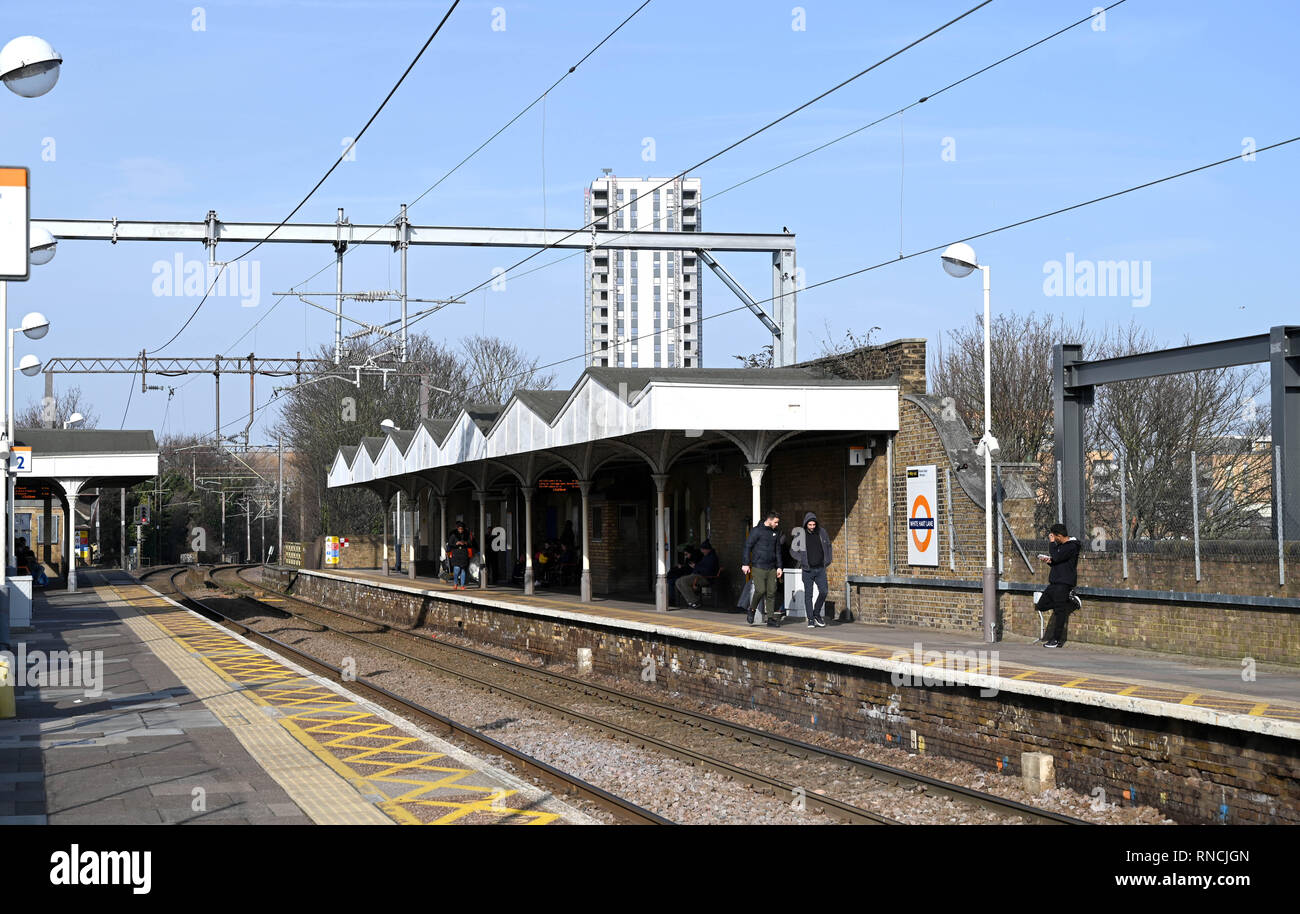 Tottenham, Londres, Reino Unido - El White Hart Lane estación ferroviaria utilizada por los aficionados al fútbol van a Spurs coincide con fotografía tomada por Simon Dack Foto de stock