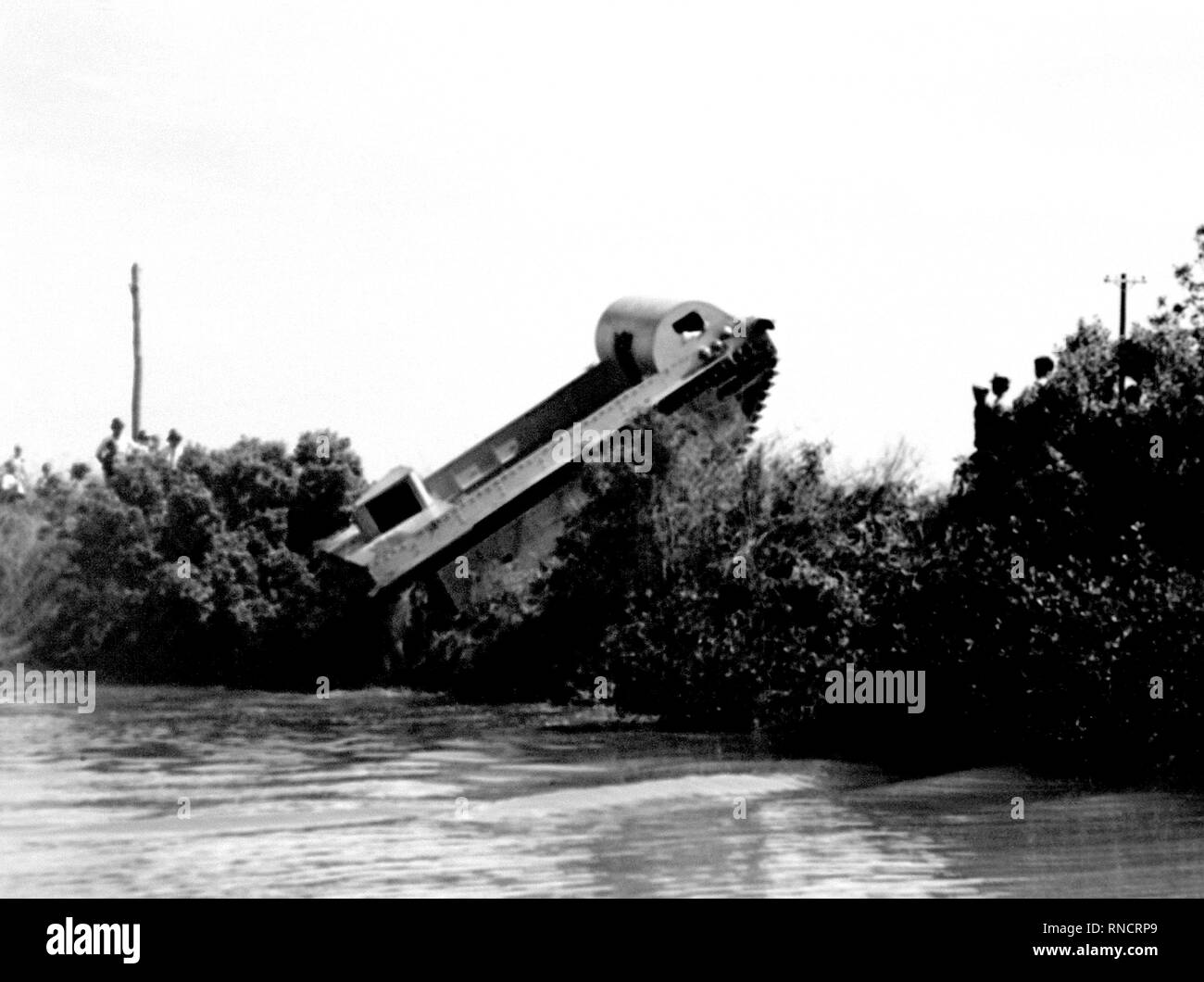 Una vista del lado derecho del tractor como Alligator Roebling trepa a la orilla del agua. El tractor es un Donald Roebling creación y está a la vanguardia de la Marina actual LVTP-7 Seguimiento del vehículo de aterrizaje. Foto de stock