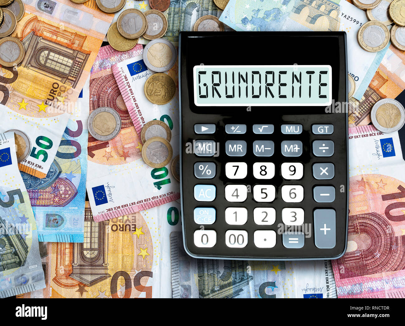 Palabra alemana GRUNDRENTE (pensión básica) escrito en la pantalla de la calculadora de bolsillo contra el dinero sobre la mesa Foto de stock