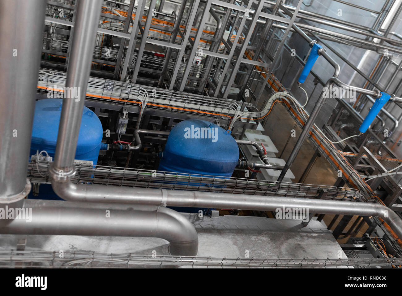 Oleoductos y tanques de azul. Sistema de alimentación de presión Foto de stock