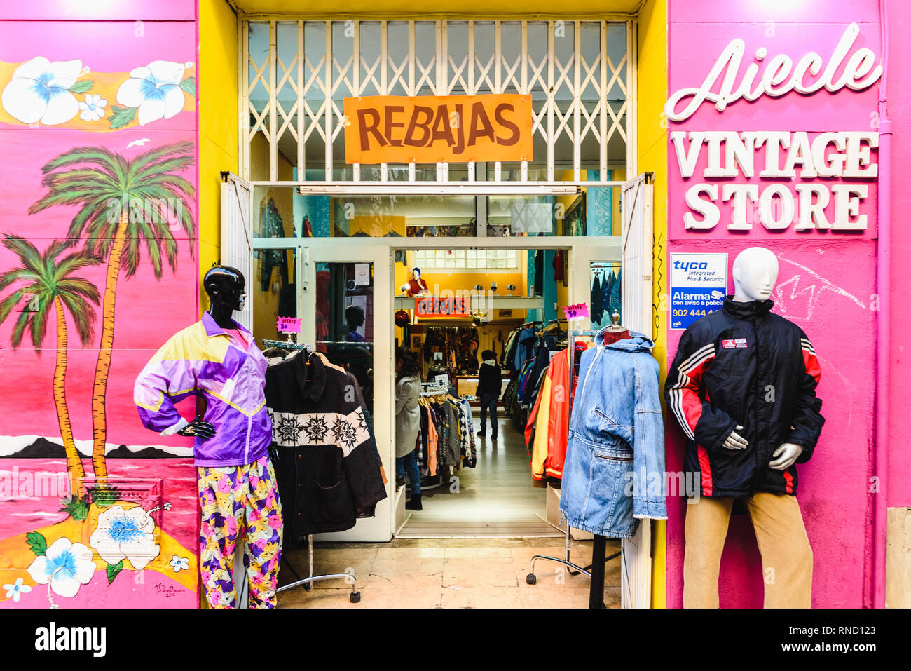 Valencia, España - 16 de febrero de tienda de ropa de segunda en el popular barrio de Ruzafa, España Fotografía de stock -